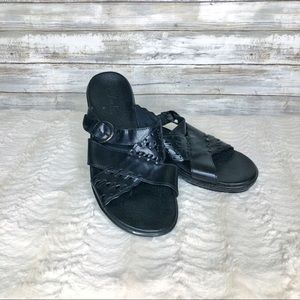Like New! Clarks Black Sandals size 8W